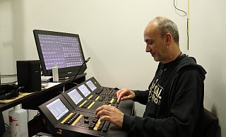Mathias Trojahn bedient das Lichtpult in der Werretalhalle. Der Veranstaltungstechniker sorgt dafür, dass das Licht auf der Bühne so passt, dass die Zuschauer in die Aufführungen einfach eintauchen können. - Judith Gladow Mathias Trojahn bedient das Lichtpult in der Werretalhalle. Der Veranstaltungstechniker sorgt dafür, dass das Licht auf der Bühne so passt, dass die Zuschauer in die Aufführungen einfach eintauchen können. - Judith Gladow