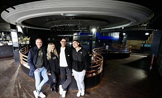 Nico Thebille (Betreiber Café Europa), Emma Arlt, Julius Wapelhorst (Content Manager) und Peter Daletzki (Betreiber Café Europa) freuen sich schon: Zum ersten Mal öffnet der Kult-Club seine Türen schon zur Kaffeezeit. - Peter Unger Nico Thebille (Betreiber Café Europa), Emma Arlt, Julius Wapelhorst (Content Manager) und Peter Daletzki (Betreiber Café Europa) freuen sich schon: Zum ersten Mal öffnet der Kult-Club seine Türen schon zur Kaffeezeit. - Peter Unger