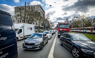 In der Bielefelder Innenstadt herrscht seit der Sperrung der Kreuzstraße täglich Stau und Verkehrschaos. Nun könnte es eine Zwischenlösung geben. - Sarah Jonek In der Bielefelder Innenstadt herrscht seit der Sperrung der Kreuzstraße täglich Stau und Verkehrschaos. Nun könnte es eine Zwischenlösung geben. - Sarah Jonek