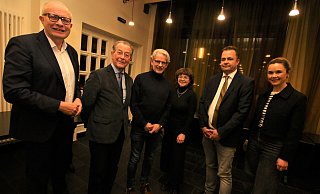 Auf dem Podium sind gewesen: (v.l.) CDU-Landtagsabgeordneter Bernhard Hoppe-Biermeyer, der frühere SPD-Vorsitzende Franz Müntefering, die Bundestagskandidaten Peter Altenbernd (Bündnis 90/Die Grünen) und Charlotte Neuhäuser (Die Linke), das Hövelhofer Ratsmitglied André Klocksin und Moderatorin Julia Ures. - Rajkumar Mukherjee Auf dem Podium sind gewesen: (v.l.) CDU-Landtagsabgeordneter Bernhard Hoppe-Biermeyer, der frühere SPD-Vorsitzende Franz Müntefering, die Bundestagskandidaten Peter Altenbernd (Bündnis 90/Die Grünen) und Charlotte Neuhäuser (Die Linke), das Hövelhofer Ratsmitglied André Klocksin und Moderatorin Julia Ures. - Rajkumar Mukherjee