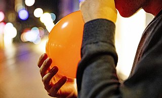 Besonders bei Kindern und Jugendlichen ist Lachgas als günstiges Suchtmittel beliebt – in Paderborn hat es im Stadtrat nun eine Diskussion zum Verkaufsverbot gegeben. - picture alliance / ANP Besonders bei Kindern und Jugendlichen ist Lachgas als günstiges Suchtmittel beliebt – in Paderborn hat es im Stadtrat nun eine Diskussion zum Verkaufsverbot gegeben. - picture alliance / ANP