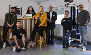 Über den neuen Fitnessraum der Friedrich-Spee-Gesamtschule freuen sich: (v.l.) Jochen Rehkämper (Fachkraft im Multiprofessionellen Team), Julian Heringhoff (Lehramtsanwärter), Ramona Hunold (Förderverein), Stefanie Baldauf (Schulleiterin), Benjamin Eke (Abteilungsleitung) sowie Evelyn Seibert und Rodi Yousef (beide Fachschaft Sport). - Axel Hilker Über den neuen Fitnessraum der Friedrich-Spee-Gesamtschule freuen sich: (v.l.) Jochen Rehkämper (Fachkraft im Multiprofessionellen Team), Julian Heringhoff (Lehramtsanwärter), Ramona Hunold (Förderverein), Stefanie Baldauf (Schulleiterin), Benjamin Eke (Abteilungsleitung) sowie Evelyn Seibert und Rodi Yousef (beide Fachschaft Sport). - Axel Hilker