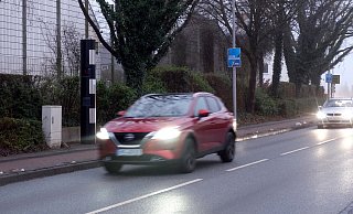 Der Blitzer an der Grundschule in Herringhausen blitzt in beide Richtungen. - Katharina Eisele Der Blitzer an der Grundschule in Herringhausen blitzt in beide Richtungen. - Katharina Eisele