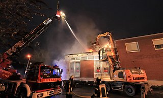Kurz nach 17 Uhr ist ein großer Bagger mit Greifer eingetroffen. Damit hat die Feuerwehr die Dachhaut geöffnet, um an den Brandherd zu kommen. - David Schellenberg Kurz nach 17 Uhr ist ein großer Bagger mit Greifer eingetroffen. Damit hat die Feuerwehr die Dachhaut geöffnet, um an den Brandherd zu kommen. - David Schellenberg
