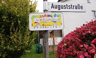 An der Auguststraße/Ecke Nordhofstraße weist ein Schild auf die Station für den Walking-Bus hin. - Björn Kenter An der Auguststraße/Ecke Nordhofstraße weist ein Schild auf die Station für den Walking-Bus hin. - Björn Kenter
