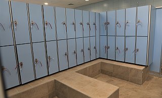 Auch die Umkleiden im Höxteraner Hallenbad – hier kurz vor der Eröffnung – sind von den losen Fliesen betroffen. - Simone Flörke/Archiv Auch die Umkleiden im Höxteraner Hallenbad – hier kurz vor der Eröffnung – sind von den losen Fliesen betroffen. - Simone Flörke/Archiv