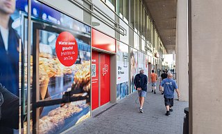 Zwei Gewerbeflächen im Paderborner Hauptbahnhof sind im August 2025 - eineinhalb Jahre nach Eröffnung - noch nicht in Nutzung. - Niklas Tüns Zwei Gewerbeflächen im Paderborner Hauptbahnhof sind im August 2025 - eineinhalb Jahre nach Eröffnung - noch nicht in Nutzung. - Niklas Tüns
