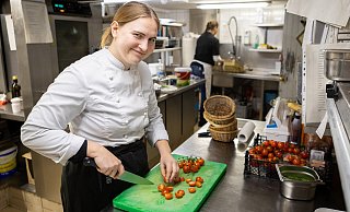 Karla Plitt hat in Hövelriege ihre Ausbildung gemacht. Seit vier Jahren arbeitet sie im Paderborner Galerie-Hotel, seit zwei Jahren ist sie hier Küchenchefin. - Niklas Tüns Karla Plitt hat in Hövelriege ihre Ausbildung gemacht. Seit vier Jahren arbeitet sie im Paderborner Galerie-Hotel, seit zwei Jahren ist sie hier Küchenchefin. - Niklas Tüns