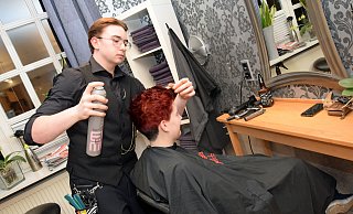 Kurz vor dem End-Ergebnis: Friseur Ferris Dörner gibt in Sachen Farbe, Schnitt und letztes Styling immer alles. Model Kerstin Lohre vertraut ihm voll und ganz. - Kreishandwerkerschaft Kurz vor dem End-Ergebnis: Friseur Ferris Dörner gibt in Sachen Farbe, Schnitt und letztes Styling immer alles. Model Kerstin Lohre vertraut ihm voll und ganz. - Kreishandwerkerschaft