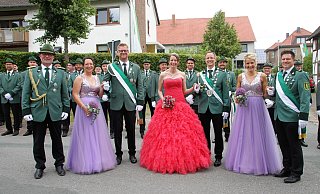 Hofstaatpaar Stefan und Manuela Adorf (v. r.), Königspaar Kai und Eva-Maria Bockelkamp sowie Hofstaatpaar Carsten und Verena Doppelstein strahlten beim Festumzug in Eversen. - Madita Schellenberg Hofstaatpaar Stefan und Manuela Adorf (v. r.), Königspaar Kai und Eva-Maria Bockelkamp sowie Hofstaatpaar Carsten und Verena Doppelstein strahlten beim Festumzug in Eversen. - Madita Schellenberg