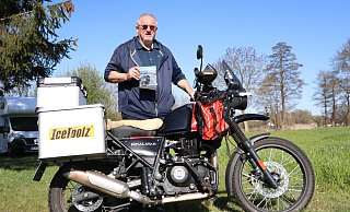 Der Motorradfahrer Fred Klein steht in den Startlöchern zu seiner nächsten Weltreise. Seine Royal Enfield ist schon entsprechend ausgerüstet. Fertiggestellt hat der 63-Jährige vorher noch sein zweites Buch. - Sonja Rohlfing Der Motorradfahrer Fred Klein steht in den Startlöchern zu seiner nächsten Weltreise. Seine Royal Enfield ist schon entsprechend ausgerüstet. Fertiggestellt hat der 63-Jährige vorher noch sein zweites Buch. - Sonja Rohlfing