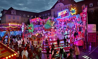 Die Herforder City-Kirmes entfaltet in den Abendstunden mit Tausenden Lichtern eine besondere Atmosphäre. - Frank-Michael Kiel-Steinkamp Die Herforder City-Kirmes entfaltet in den Abendstunden mit Tausenden Lichtern eine besondere Atmosphäre. - Frank-Michael Kiel-Steinkamp