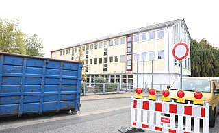 Der Container steht, die Straßensperrung ist aufgebaut: Es geht los an der Grundschule in Beverungen. - Simone Flörke Der Container steht, die Straßensperrung ist aufgebaut: Es geht los an der Grundschule in Beverungen. - Simone Flörke