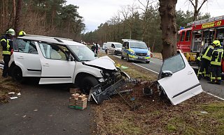 Polizei und Rettungskräfte waren bei einem Unfall in Schloß Holte-Stukenbrock im Kreis Gütersloh im Einsatz. - Sigurd Gringel Polizei und Rettungskräfte waren bei einem Unfall in Schloß Holte-Stukenbrock im Kreis Gütersloh im Einsatz. - Sigurd Gringel