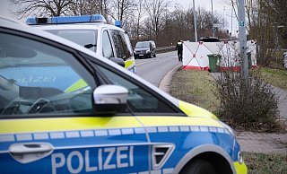 Das Unfallfahrzeug wird derzeit durch einen Sichtschutz verdeckt. Die Oeynhausener Straße hat die Polizei vorerst abgesperrt. - Felix Eisele Das Unfallfahrzeug wird derzeit durch einen Sichtschutz verdeckt. Die Oeynhausener Straße hat die Polizei vorerst abgesperrt. - Felix Eisele