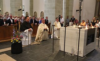 Mit einer Reihe von Ritualen wurde der neue Altar durch Erzbischof Udo Markus Bentz geweiht. Dazu gehörte die Einbringung der Reliquiare, die Salbung und das Anzünden von Weihrauch auf der Altaroberfläche. - Johannes Büttner Mit einer Reihe von Ritualen wurde der neue Altar durch Erzbischof Udo Markus Bentz geweiht. Dazu gehörte die Einbringung der Reliquiare, die Salbung und das Anzünden von Weihrauch auf der Altaroberfläche. - Johannes Büttner