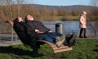 Tanja und Mike Jäcker (l.) genießen die Wintersonne auf der Rehmer Insel und lauschen dem Rauschen des Weserhochwassers im Hintergrund. - Ulf Hanke Tanja und Mike Jäcker (l.) genießen die Wintersonne auf der Rehmer Insel und lauschen dem Rauschen des Weserhochwassers im Hintergrund. - Ulf Hanke