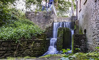 Eigentümer Hans Westfeld mit Vertretern des Mühlenvereins: "Eine Wassermühle ohne Mühlrad und ohne Wasser, ist eben nur ein Haus." - Sarah Jonek Eigentümer Hans Westfeld mit Vertretern des Mühlenvereins: "Eine Wassermühle ohne Mühlrad und ohne Wasser, ist eben nur ein Haus." - Sarah Jonek