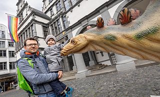 Jonas Behle und Sohn Felix sind aus Nordhessen angereist, um sich die Dinos in Paderborn - wie den Stegosaurus am Rathaus - anzuschauen. - Niklas Tüns Jonas Behle und Sohn Felix sind aus Nordhessen angereist, um sich die Dinos in Paderborn - wie den Stegosaurus am Rathaus - anzuschauen. - Niklas Tüns