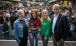 Uni-Rektorin Angelika Epple (v. l.), Jasmin Azari, Charlotte Schäfer und Bürgermeister Andreas Rüther bei der Ersti-Begrüßung. - Sarah Jonek / Jonek Fotografie Uni-Rektorin Angelika Epple (v. l.), Jasmin Azari, Charlotte Schäfer und Bürgermeister Andreas Rüther bei der Ersti-Begrüßung. - Sarah Jonek / Jonek Fotografie