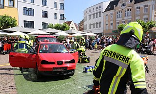 Die Herforder Feuerwehr demonstriert Rettung und Hilfeleistung auf dem Alten Markt. - Claus Frickemeier Die Herforder Feuerwehr demonstriert Rettung und Hilfeleistung auf dem Alten Markt. - Claus Frickemeier