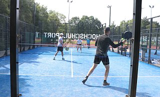 An der Universität Paderborn gibt es als Teil des Hochschulsports zwei Padel-Spielfelder. - Holger Kosbab An der Universität Paderborn gibt es als Teil des Hochschulsports zwei Padel-Spielfelder. - Holger Kosbab