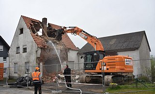 Die Bagger machen kurzen Prozess mit dem "Horrorhaus" in Höxter-Bosseborn. - Thomas Kube Die Bagger machen kurzen Prozess mit dem "Horrorhaus" in Höxter-Bosseborn. - Thomas Kube