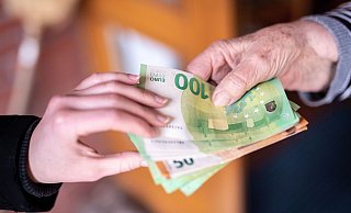 Das bei der Hausdurchsuchung sichergestellte Geld der Mutter wird nun einbehalten. - picture alliance / Matthias Balk Das bei der Hausdurchsuchung sichergestellte Geld der Mutter wird nun einbehalten. - picture alliance / Matthias Balk