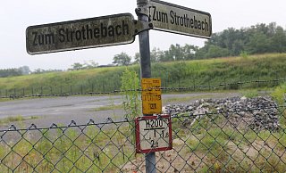 Der Tatort: Ein Parkplatz an der Straße Zum Strothebach im Bad Lippspringer Gewerbegebiet. - Jan Husmann (Archiv) Der Tatort: Ein Parkplatz an der Straße Zum Strothebach im Bad Lippspringer Gewerbegebiet. - Jan Husmann (Archiv)