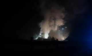 Die durch das Feuer entstandene Rauchsäule war am Samstagabend am Nachthimmel zu sehen. - Paul Brinkmann Die durch das Feuer entstandene Rauchsäule war am Samstagabend am Nachthimmel zu sehen. - Paul Brinkmann
