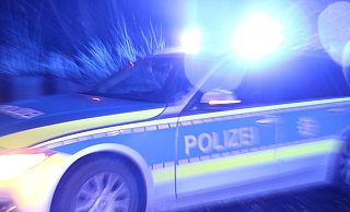 Die Heckscheibe eines der eingesetzten Streifenwagen wurde mit einem Stein eingeworfen. MT-Symbolfoto: - Jan Henning Rogge Die Heckscheibe eines der eingesetzten Streifenwagen wurde mit einem Stein eingeworfen. MT-Symbolfoto: - Jan Henning Rogge