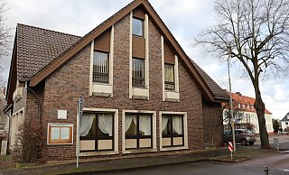 Das AWO-Gebäude an der Königstraße wird möglicherweise abgerissen. Die neue Tagesstätte könnte in den Neubau des Mehrgenerationenprojekts integriert werden. Fest steht, dass das alte Schulgebäude abgerissen wird, das im Hintergrund zu sehen ist. - Judith Gladow Das AWO-Gebäude an der Königstraße wird möglicherweise abgerissen. Die neue Tagesstätte könnte in den Neubau des Mehrgenerationenprojekts integriert werden. Fest steht, dass das alte Schulgebäude abgerissen wird, das im Hintergrund zu sehen ist. - Judith Gladow