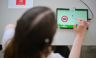 Eine Frau beantwortet eine Frage der theoretischen Prüfung des Führerscheins. (Gestellte Szene). Die Fahrschulen im Kreis Herford zeigen sich verärgert über die Tatsache, dass durch einen Streik am Donnerstag beim TüV Nord Hunderte Fahrprüfungen ausfallen. - picture alliance/dpa Eine Frau beantwortet eine Frage der theoretischen Prüfung des Führerscheins. (Gestellte Szene). Die Fahrschulen im Kreis Herford zeigen sich verärgert über die Tatsache, dass durch einen Streik am Donnerstag beim TüV Nord Hunderte Fahrprüfungen ausfallen. - picture alliance/dpa