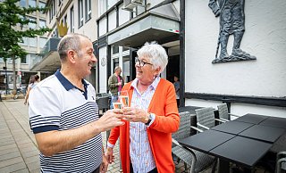 Enzo Akbulut und Susanne Christodoulou stoßen an auf eine erfolgreiche Zukunft des Lokals La Trattoria. - Sarah Jonek Enzo Akbulut und Susanne Christodoulou stoßen an auf eine erfolgreiche Zukunft des Lokals La Trattoria. - Sarah Jonek