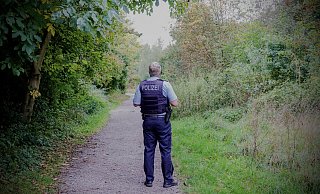 Stundenlang waren Einsatzkräfte der Polizei und der Spurensicherung in dem Waldstück im Einsatz. - Paul Brinkmann Stundenlang waren Einsatzkräfte der Polizei und der Spurensicherung in dem Waldstück im Einsatz. - Paul Brinkmann