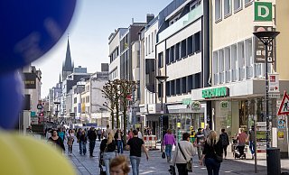 Die Paderborner Innenstadt - hier die Westernstraße, wo gerade der Kaufhof abgerissen wird - benötigt Impulse. Das City-Outlet in Bad Lippsprineg könnte mithelfen, die Lage zu verbessern. - Niklas Tüns Die Paderborner Innenstadt - hier die Westernstraße, wo gerade der Kaufhof abgerissen wird - benötigt Impulse. Das City-Outlet in Bad Lippsprineg könnte mithelfen, die Lage zu verbessern. - Niklas Tüns