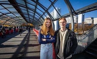 Lara Hochweller und Thomas Schoer vor der Uni Bielefeld, ihrem "neuen zu Hause". Beide zogen für das Studium nach Bielefeld. - Sarah Jonek Lara Hochweller und Thomas Schoer vor der Uni Bielefeld, ihrem "neuen zu Hause". Beide zogen für das Studium nach Bielefeld. - Sarah Jonek