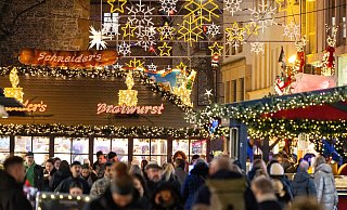 Stimmungsvolle Lichter und das gemütliche Weihnachtsmarkt-Flair laden in der Altstadt von Bielefeld zum Shoppen ein. An der Bahnhofstraße gibt es zudem bereits viele Waren rabattiert. - Oliver Krato Stimmungsvolle Lichter und das gemütliche Weihnachtsmarkt-Flair laden in der Altstadt von Bielefeld zum Shoppen ein. An der Bahnhofstraße gibt es zudem bereits viele Waren rabattiert. - Oliver Krato