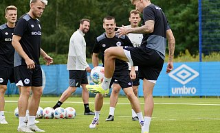 Linksfuß Jonas Weik (Mitte) stellt sich im Training der Arminia-Profis vor. - Peter Unger Linksfuß Jonas Weik (Mitte) stellt sich im Training der Arminia-Profis vor. - Peter Unger