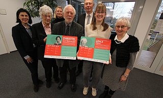 Murielle Guéguen (vorne v. l.), Adelheid Störmer, Klaus-Ulrich Pustlauk (Kinder von Christel Schikowski), Dorina Henkenjohann und Doris Heinrich sowie Andrea Stroba (Gleichstellungsbeauftragte, hinten v. l.) und Andreas Hüffmann mit den Erinnerungstafeln. - Björn Kenter Murielle Guéguen (vorne v. l.), Adelheid Störmer, Klaus-Ulrich Pustlauk (Kinder von Christel Schikowski), Dorina Henkenjohann und Doris Heinrich sowie Andrea Stroba (Gleichstellungsbeauftragte, hinten v. l.) und Andreas Hüffmann mit den Erinnerungstafeln. - Björn Kenter