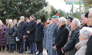 Viele Herforderinnen und Herforder, Vertreter der Politik und Streitkräfte gedachten zum Volkstrauertag den Opfern von Kriegen am Bergertor-Mahnmal. - Claus Frickemeier Viele Herforderinnen und Herforder, Vertreter der Politik und Streitkräfte gedachten zum Volkstrauertag den Opfern von Kriegen am Bergertor-Mahnmal. - Claus Frickemeier