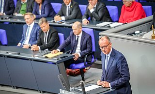 Friedrich Merz, CDU-Bundesvorsitzender und Unionsfraktionsvorsitzender, spricht im Bundestag vor Christian Lindner (l-r, FDP), Bundesminister der Finanzen, Robert Habeck (Bündnis 90/Die Grünen), Bundesminister für Wirtschaft und Klimaschutz, und Bundeskanzler Olaf Scholz (SPD). Themen der Sitzung sind eine Debatte zum Jahrestag des Hamas-Überfalls auf Israel sowie der ersten Lesung einer Grundgesetz-Änderung, die den Schutz des Bundesverfassungsgerichts verbessern soll. - picture alliance/dpa Friedrich Merz, CDU-Bundesvorsitzender und Unionsfraktionsvorsitzender, spricht im Bundestag vor Christian Lindner (l-r, FDP), Bundesminister der Finanzen, Robert Habeck (Bündnis 90/Die Grünen), Bundesminister für Wirtschaft und Klimaschutz, und Bundeskanzler Olaf Scholz (SPD). Themen der Sitzung sind eine Debatte zum Jahrestag des Hamas-Überfalls auf Israel sowie der ersten Lesung einer Grundgesetz-Änderung, die den Schutz des Bundesverfassungsgerichts verbessern soll. - picture alliance/dpa