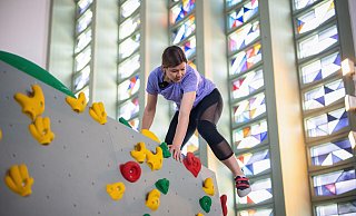 Nach rund einem halben Jahr Bauzeit steht den Freizeitsportlern heute in der "Boulderchurch" im hessischen Bad Orb eine Kletterflaeche von rund 500 Quadratmetern auf zwei Ebenen zur Verfuegung. Der Initiator Marc Ihl hatte gemeinsam mit seinem Partner Marco Koehler die Idee, aus der Kirche St. Michael eine Kirche zum Klettern zu machen. Die 1964 eroeffnete Kirche war 2016 geschlossen worden. Die defekte Heizung, der marode, inzwischen abgerissene Turm und die sinkende Zahl von Katholiken hatten dazu gefuehrt, dass die Kirche nicht mehr genutzt wurde. In der Kirche haben Handwerker eine zweite Ebene ueber dem ehemaligen Altarraum eingezogen. Zum Bouldern, dem Klettern ohne Seil und Gurt bis zur Absprunghoehe auf in der Regel 4,50 Metern, stehen rund 75 Routen in sieben Schwierigkeitsstufen zur Verfuegung. (Siehe epd-Meldung vom 12.04.2025) - picture alliance / epd-bild Nach rund einem halben Jahr Bauzeit steht den Freizeitsportlern heute in der "Boulderchurch" im hessischen Bad Orb eine Kletterflaeche von rund 500 Quadratmetern auf zwei Ebenen zur Verfuegung. Der Initiator Marc Ihl hatte gemeinsam mit seinem Partner Marco Koehler die Idee, aus der Kirche St. Michael eine Kirche zum Klettern zu machen. Die 1964 eroeffnete Kirche war 2016 geschlossen worden. Die defekte Heizung, der marode, inzwischen abgerissene Turm und die sinkende Zahl von Katholiken hatten dazu gefuehrt, dass die Kirche nicht mehr genutzt wurde. In der Kirche haben Handwerker eine zweite Ebene ueber dem ehemaligen Altarraum eingezogen. Zum Bouldern, dem Klettern ohne Seil und Gurt bis zur Absprunghoehe auf in der Regel 4,50 Metern, stehen rund 75 Routen in sieben Schwierigkeitsstufen zur Verfuegung. (Siehe epd-Meldung vom 12.04.2025) - picture alliance / epd-bild