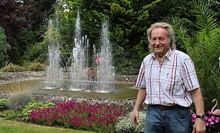 Rolf Büsing hat das Theater und die Wasserorgel in seinem Garten selbst gebaut. - Judith Gladow Rolf Büsing hat das Theater und die Wasserorgel in seinem Garten selbst gebaut. - Judith Gladow