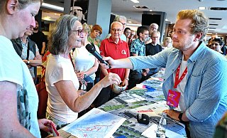 Bei der Bürgerversammlung zur Fahrradstraße Richtung Uni im Sommer lässt Dominik Brand vom Amt für Verkehr eine Anwohnerin zu Wort kommen. - BARBARA FRANKE Bei der Bürgerversammlung zur Fahrradstraße Richtung Uni im Sommer lässt Dominik Brand vom Amt für Verkehr eine Anwohnerin zu Wort kommen. - BARBARA FRANKE