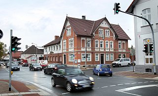 Auf Hiddenhausens Straßen ist während des Berufsverkehrs viel los, wie hier an der Kreuzung der Bünder Straße in Eilshausen. - Frank-Michael Kiel-Steinkamp Auf Hiddenhausens Straßen ist während des Berufsverkehrs viel los, wie hier an der Kreuzung der Bünder Straße in Eilshausen. - Frank-Michael Kiel-Steinkamp