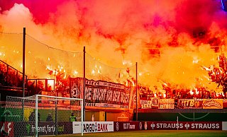 Die Werder-Fans entzündeten am Mittwochabend in den Gästeblöcken der Paderborner Home-Deluxe-Arena während des gesamten Spiels zahlreiche Bengalos. - BESIM MAZHIQI Die Werder-Fans entzündeten am Mittwochabend in den Gästeblöcken der Paderborner Home-Deluxe-Arena während des gesamten Spiels zahlreiche Bengalos. - BESIM MAZHIQI
