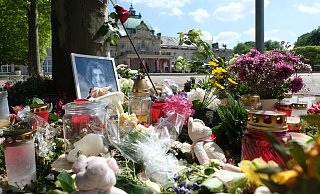 Vor den Kurhausterrassen haben Menschen im Sommer Hunderte Blumen und Andenken an Philipos niedergelegt. - Ulf Hanke Vor den Kurhausterrassen haben Menschen im Sommer Hunderte Blumen und Andenken an Philipos niedergelegt. - Ulf Hanke