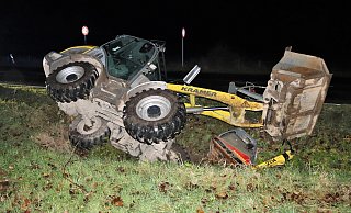 Den umgekippten Radlader mit Rüttelplatte ließen die unbekannten Täter am Tatort zurück. - Polizei Höxter Den umgekippten Radlader mit Rüttelplatte ließen die unbekannten Täter am Tatort zurück. - Polizei Höxter