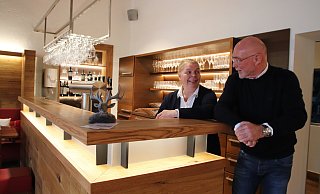 Andrea Höner zu Siederdissen und Karl-Heinz Bauer führen den Jägerkrug in Herford an der Laarer Straße. - SUSANNE BLERSCH Andrea Höner zu Siederdissen und Karl-Heinz Bauer führen den Jägerkrug in Herford an der Laarer Straße. - SUSANNE BLERSCH